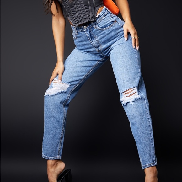 NWT Pretty Little Thing Knee Rip Light Wash Mom Jeans US Size 6 - Picture 1 of 15